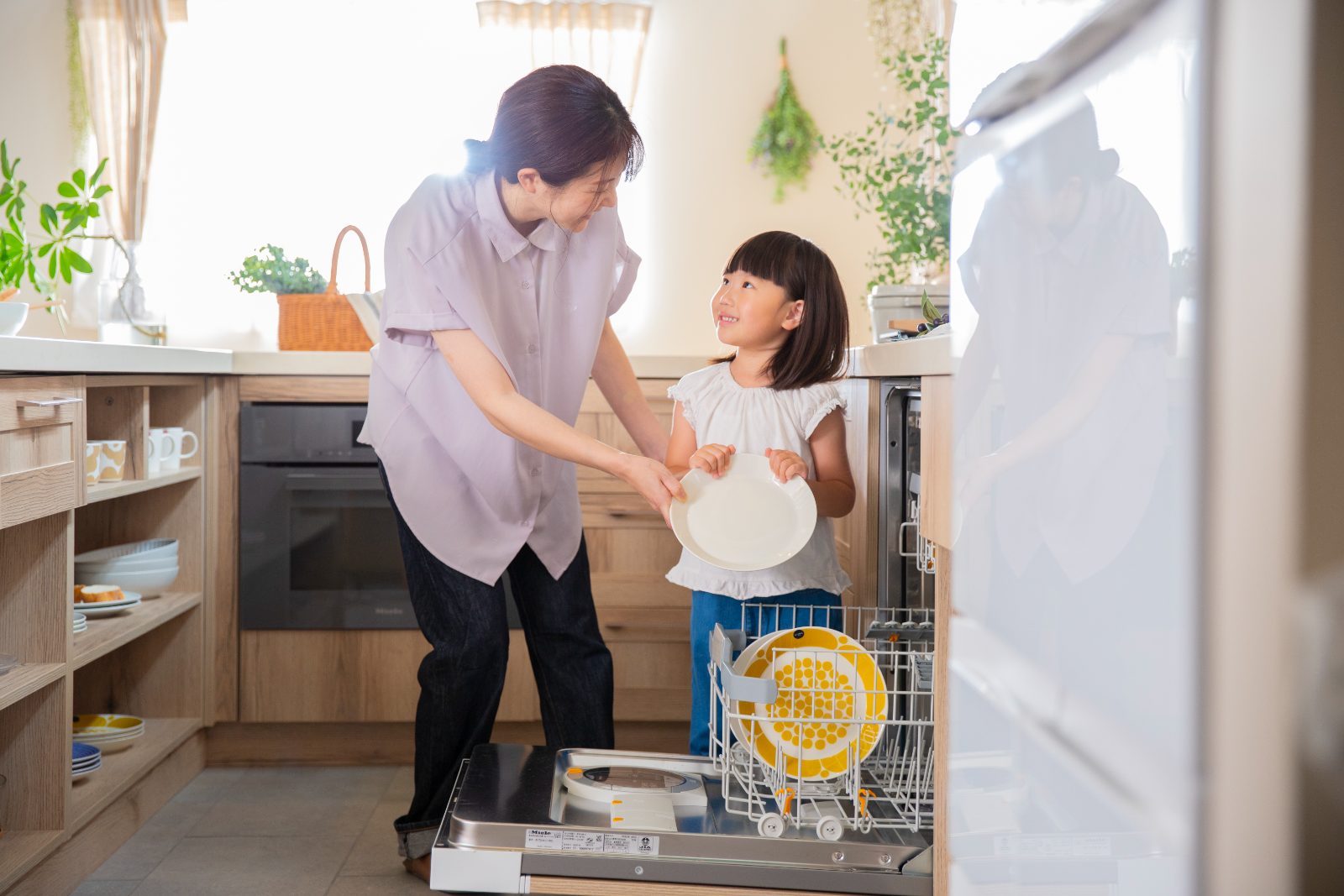 親子で食器を食洗機に入れる、毎日の家事動線を楽にするキッチン