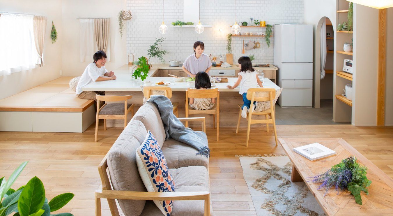 料理する人と、ダイニングの家族がつながるキッチン