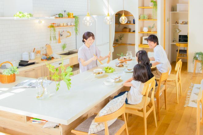 北欧スタイルのキッチンコーディネート術：チェアと照明で作る温かみのあるおしゃれな空間